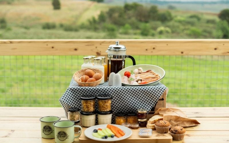 AfriCamps-Champagne-Breakfastbasket